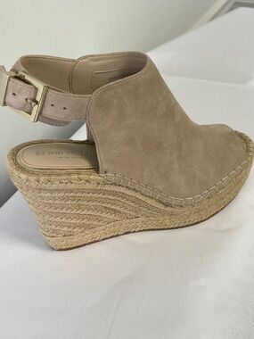 NWOT Kenneth Cole Olivia Espadrille Sandal Wedges 7.5 tan Suede Peek Toe Summer